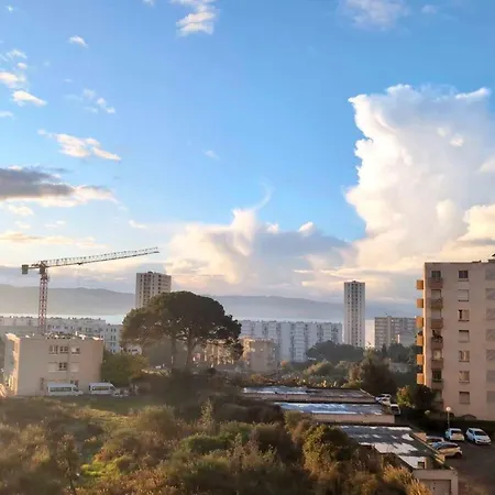 Διαμέρισμα Bright With Balcony In